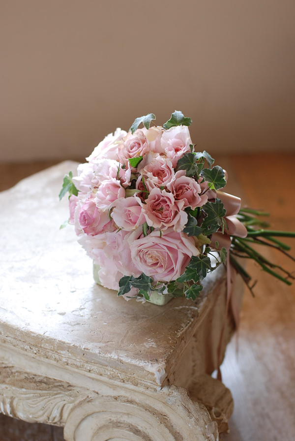 ベビーピンクバラでクラッチブーケ