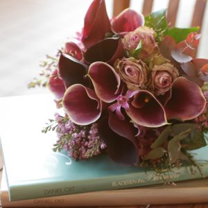 カラーのクラッチブーケ