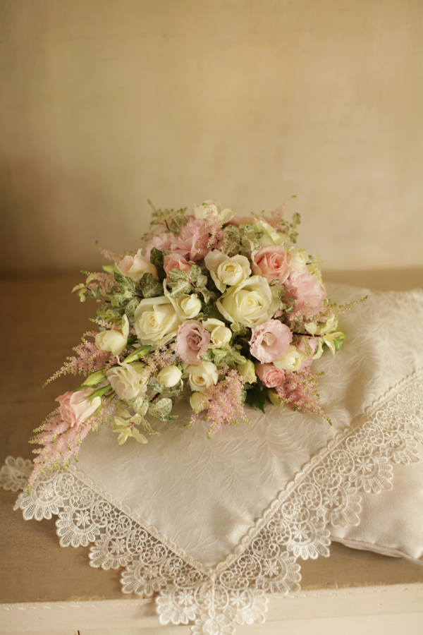 ベビーピンクバラのウェディングブーケ