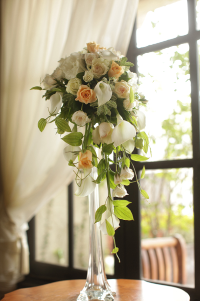 カラーとバラのキャスケードブーケ