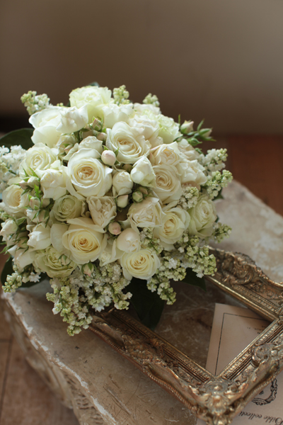 ライラックとバラのラウンドブーケ