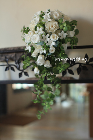 バラとジャスミンのキャスケードブーケ