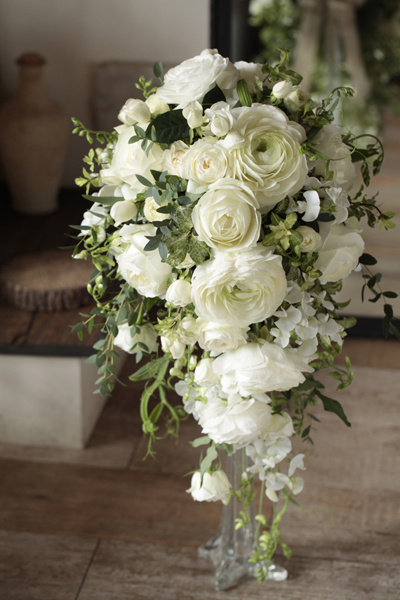 バラのキャスケードブーケ