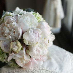 白い芍薬のウェディングブーケ