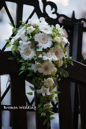 ガーベラとデンファレのキャスケードブーケ