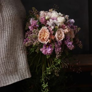 バラ【ルールマジック】とライラックのクラッチブーケ