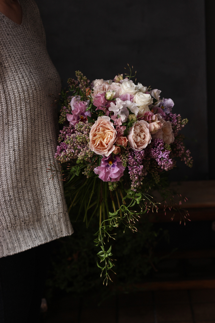 バラ【ルールマジック】とライラックのクラッチブーケ