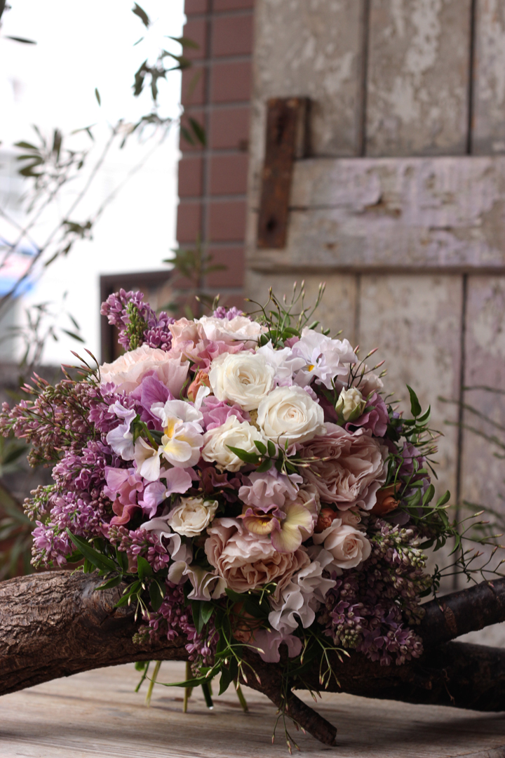 バラとライラックのクラッチブーケ