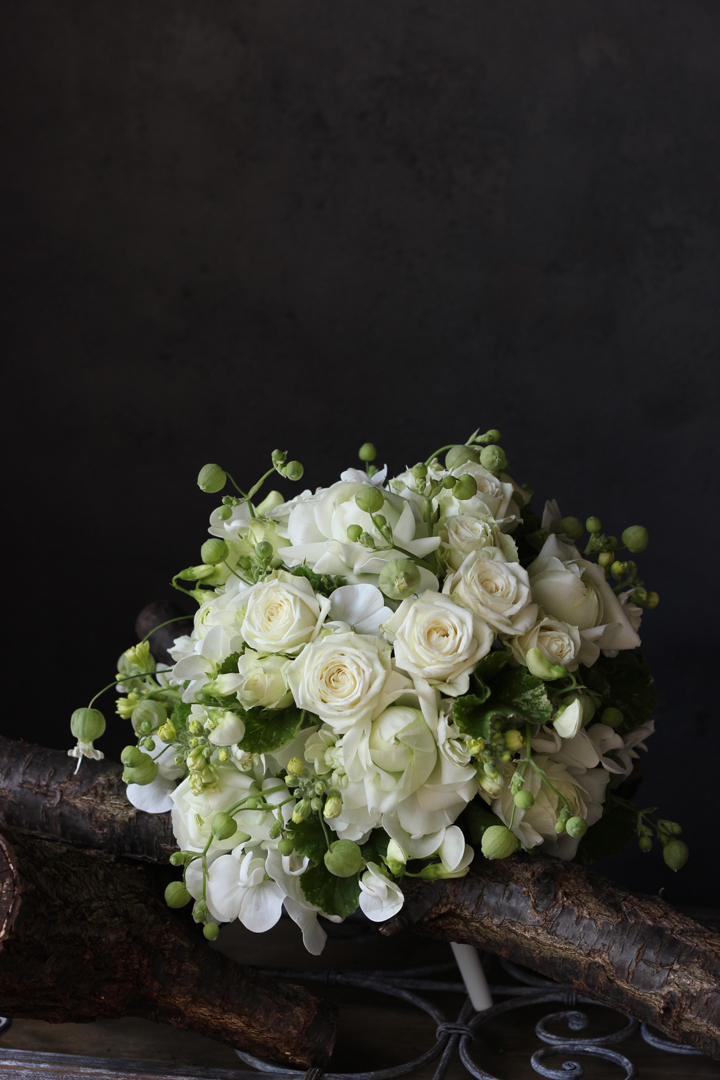 グリーンベルとバラのラウンドブーケ