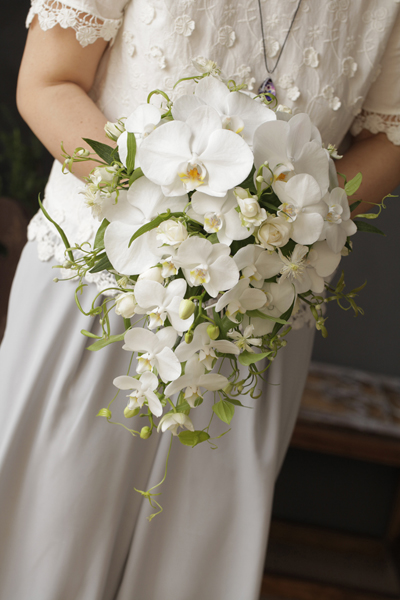 胡蝶蘭のキャスケードブーケ