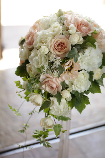 ほんのりピンクのウェディングブーケ