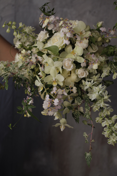 ミディ胡蝶蘭とオンシジウムのウェディング