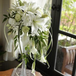 百合とカラーのブーケ