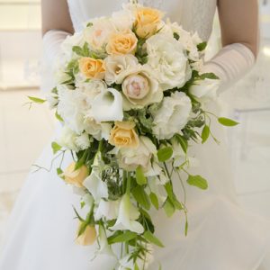 生花セミキャスケードブーケ