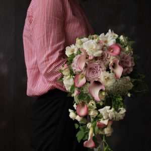 カラーとバラのクラッチブーケ