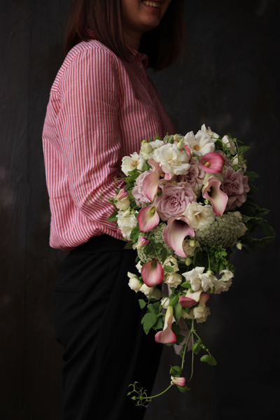 カラーとバラのクラッチブーケ