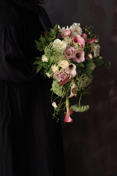 カラーとバラのクラッチブーケ