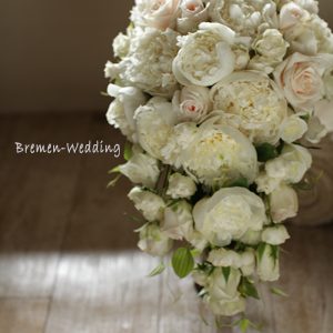 ホワイトキャスケードブーケ