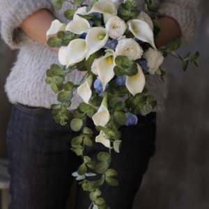 プリザーブドのキャスケードブーケ