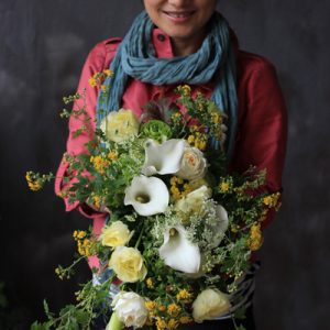 カラーとラナンキュラスのクラッチブーケ