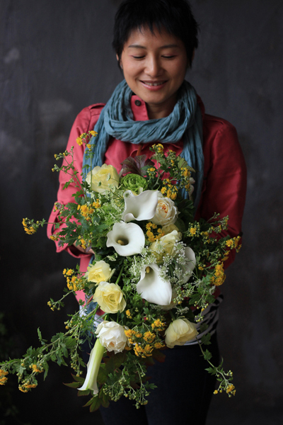 カラーとラナンキュラスのクラッチブーケ