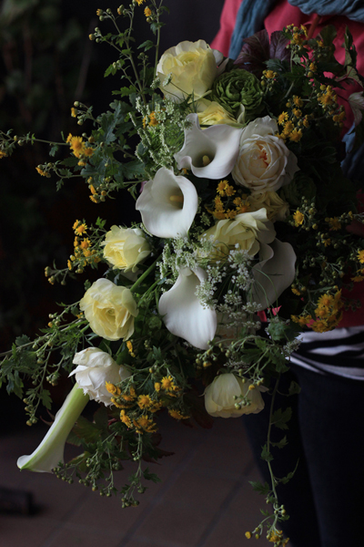 カラーとラナンキュラスのクラッチブーケ