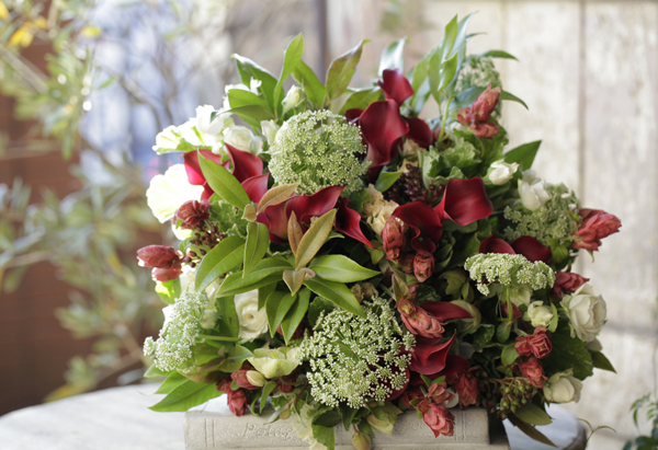 ボルドーカラーのクラッチブーケ