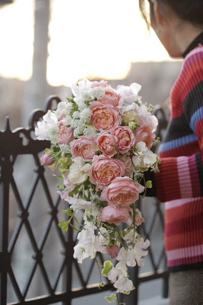 バラピンキーモモのキャスケードブーケ