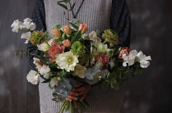 春のクラッチブーケ