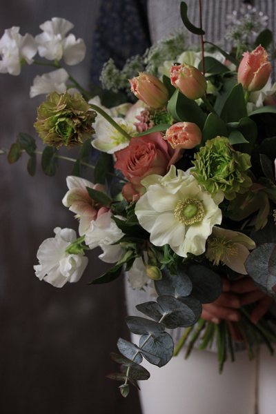 春のクラッチブーケ