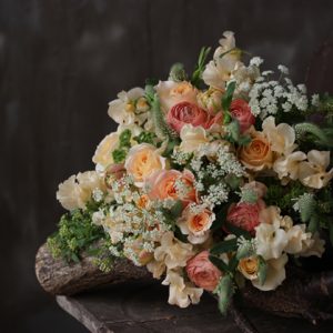 アプリコットカラーの花束