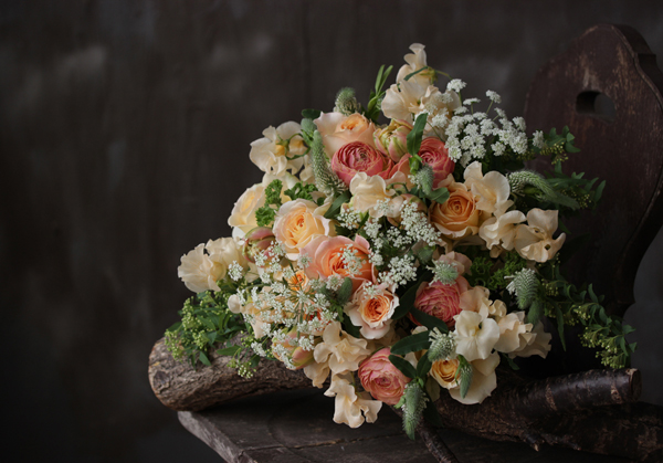 アプリコットカラーの花束