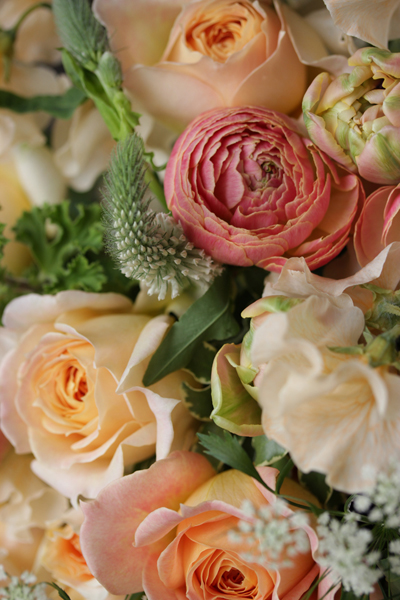 アプリコットカラーの花束