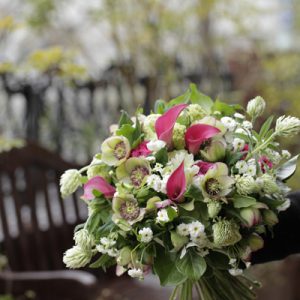 クリスマスローズのクラッチブーケ