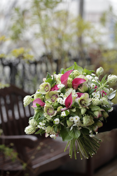 クリスマスローズのクラッチブーケ