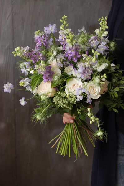 デルフィ二ウムのクラッチブーケ