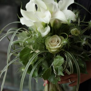 カラーのクラッチブーケ