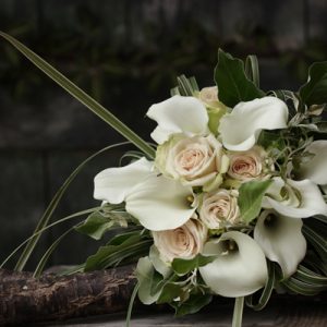 カラーとバラのクラッチブーケ