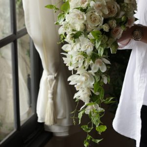 シンビジウムのキャスケードブーケ