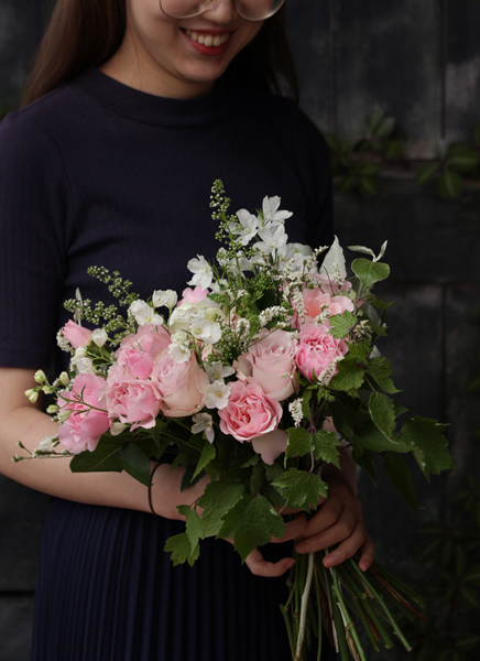 ベイビーピンクのクラッチブーケ