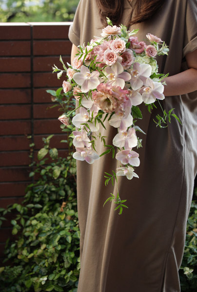 コチョウランとバラのキャスケード