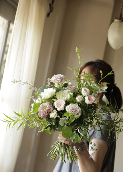 バラとダリアのナチュラルブーケ