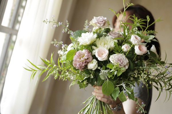 バラとダリアのナチュラルブーケ