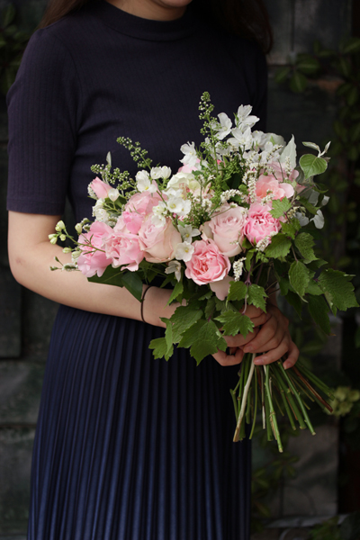 ベイビーピンクのクラッチブーケ