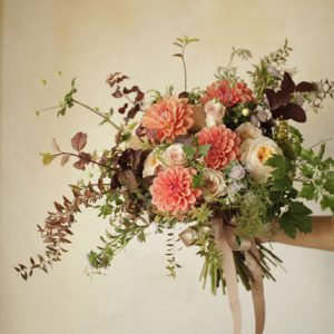 ダリアとバラのクラッチブーケ