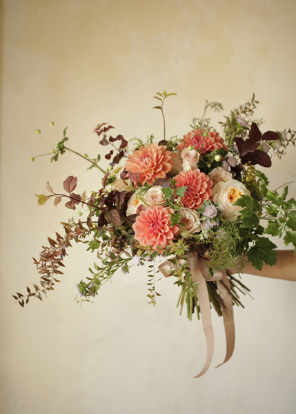 ダリアとバラのクラッチブーケ