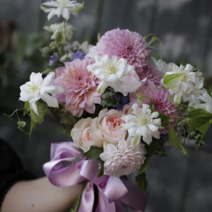 ダリアとクレマチスのクラッチブーケ