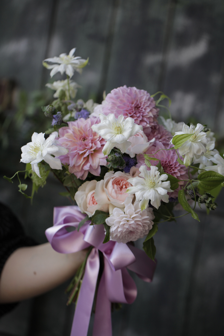 ダリアとクレマチスのクラッチブーケ