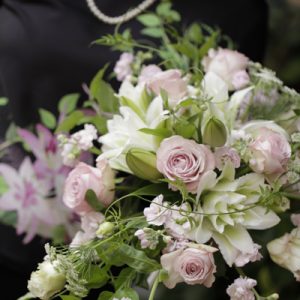 八重咲きユリのデザインブーケ