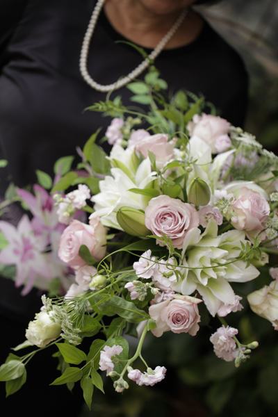 八重咲きユリのデザインブーケ